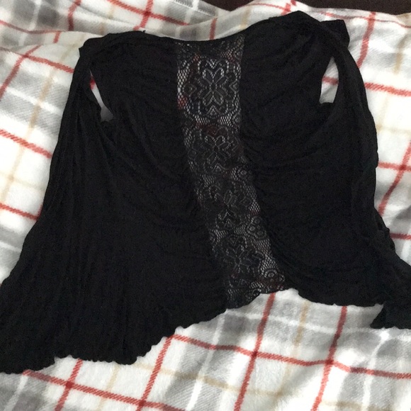 Black shawl with lace floral design - Picture 2 of 4
